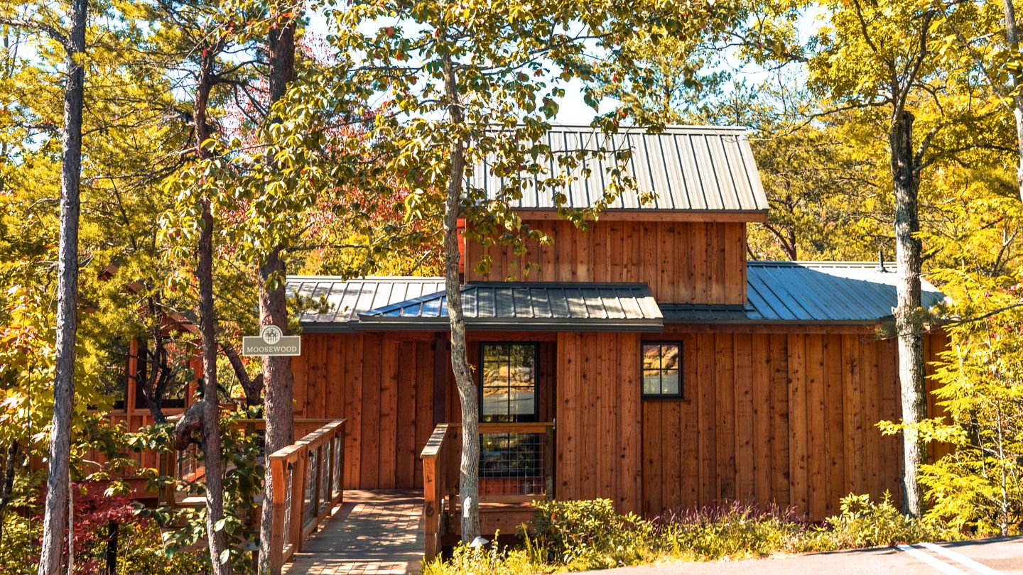 Stunning Tree House with Hot-tub in Gatlinburg, Tennessee