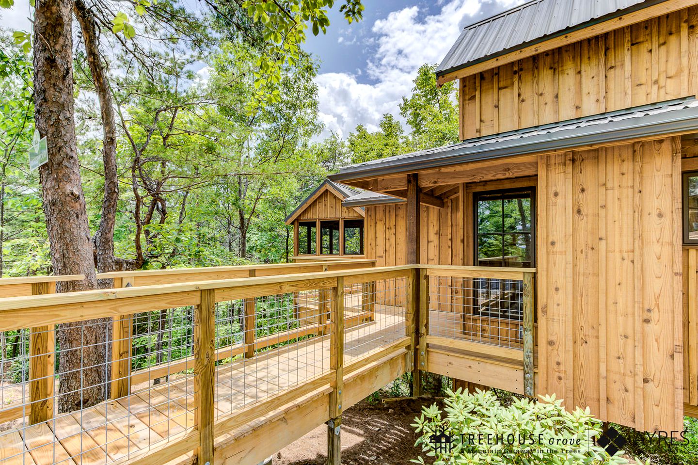 Stunning Tree House with Hot-tub in Gatlinburg, Tennessee