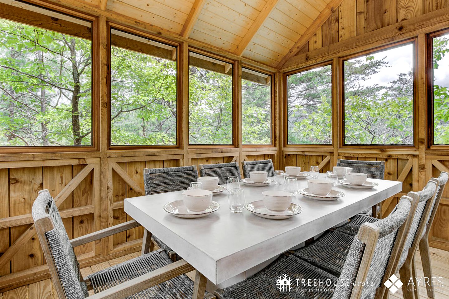 Stunning Tree House with Hot-tub in Gatlinburg, Tennessee