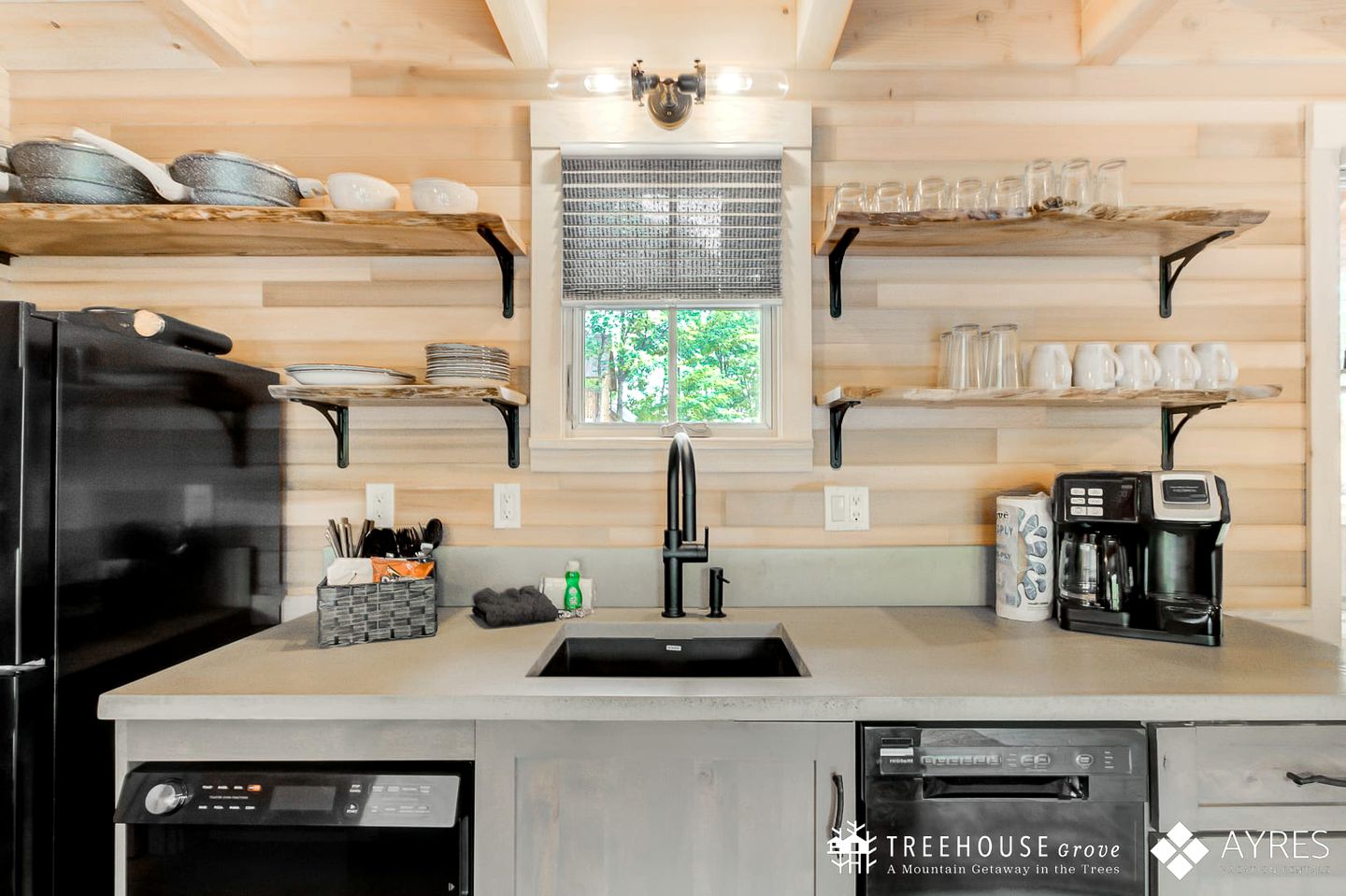 Stunning Tree House with Hot-tub in Gatlinburg, Tennessee