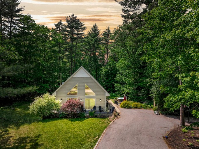 Conway, New Hampshire Cabin with Hot Tub near Saco River Access