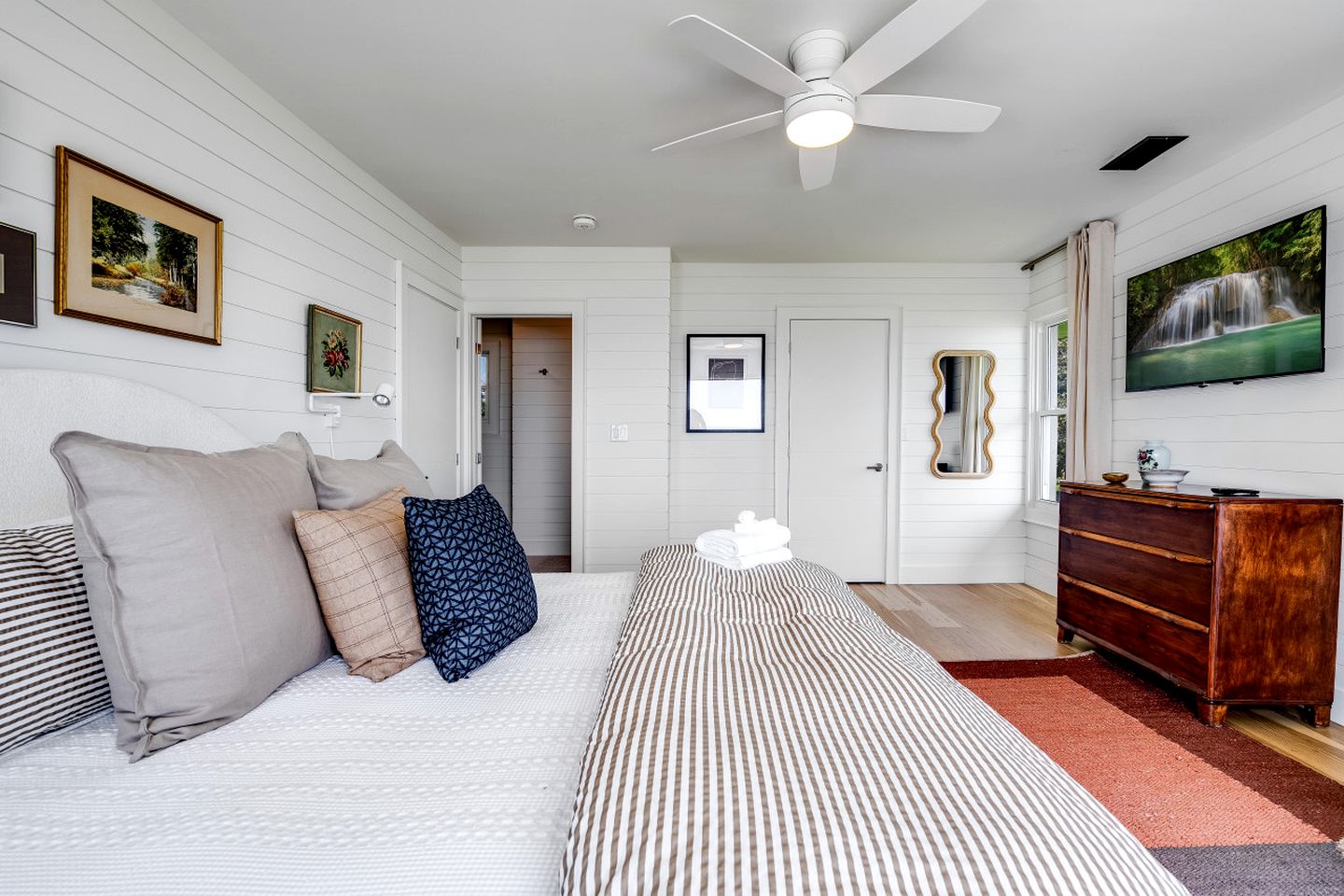 Spectacular Beach House with Gorgeous Sights in Kingsville, Ontario