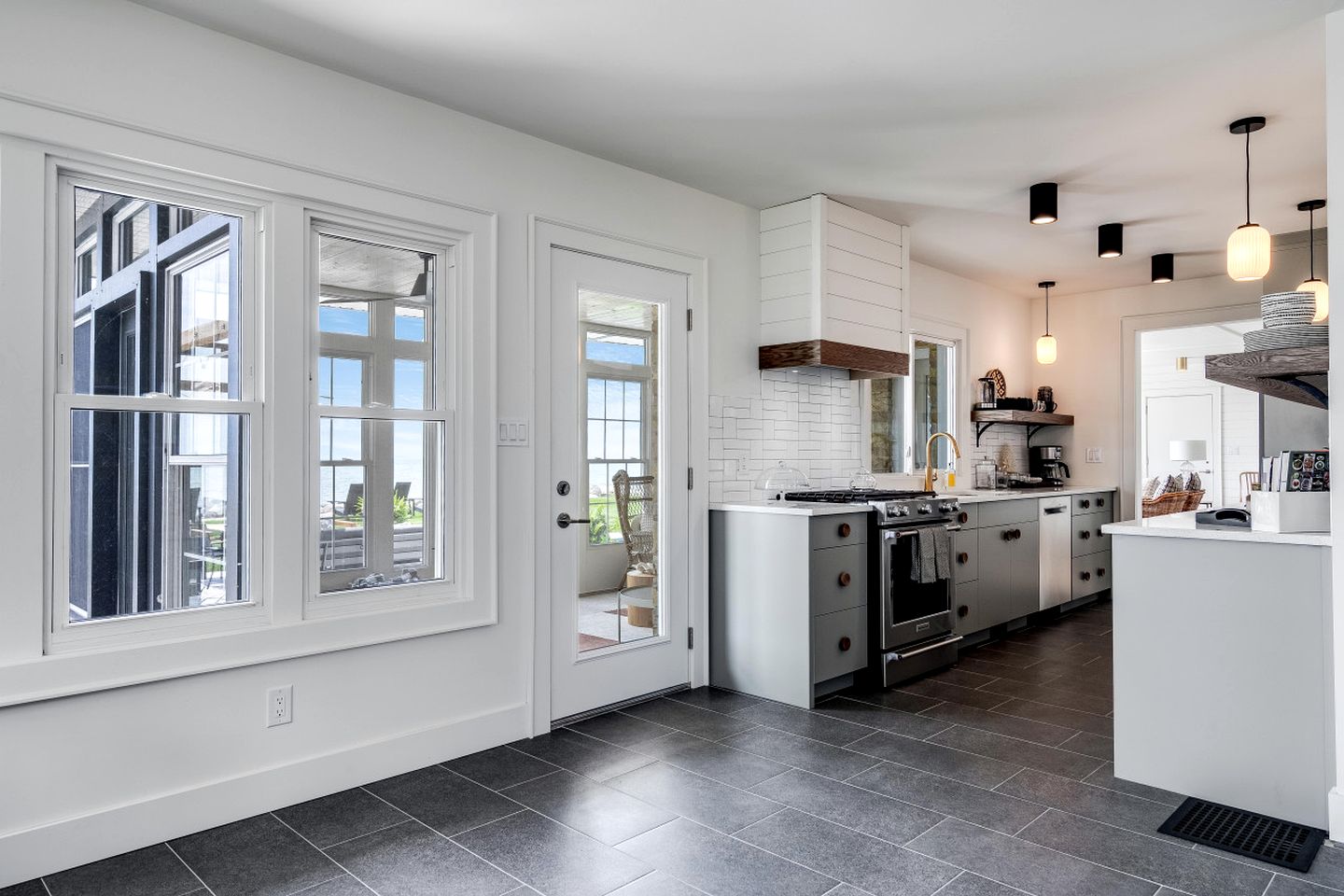 Spectacular Beach House with Gorgeous Sights in Kingsville, Ontario