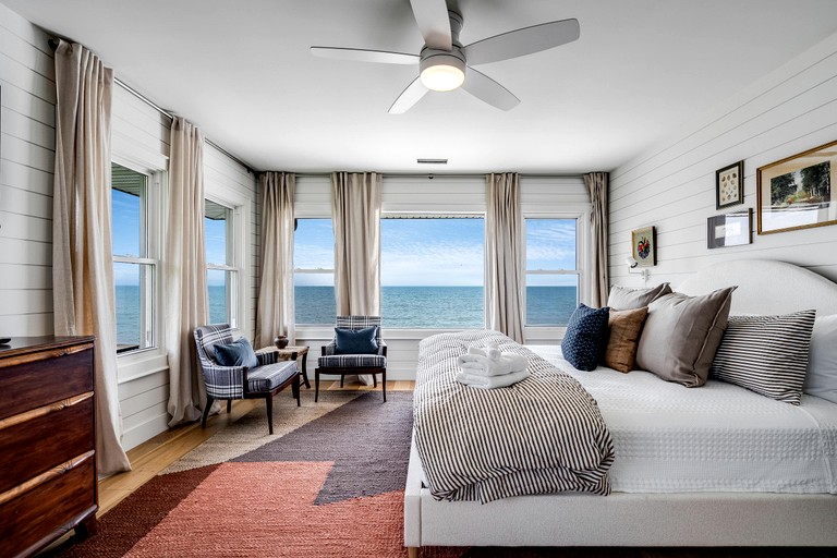 Spectacular Beach House with Gorgeous Sights in Kingsville, Ontario