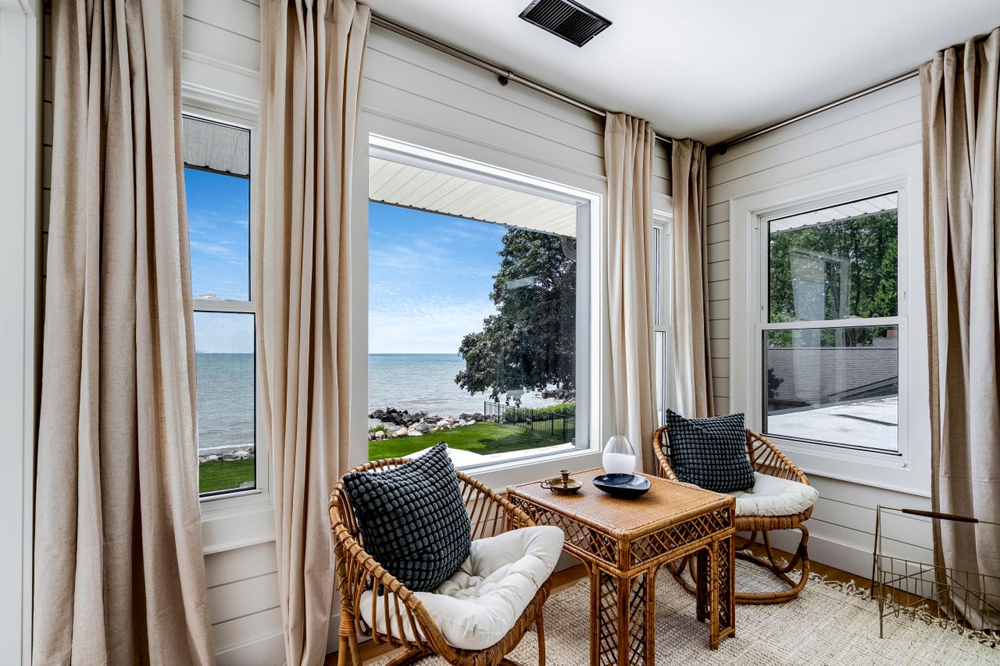 Spectacular Beach House with Gorgeous Sights in Kingsville, Ontario