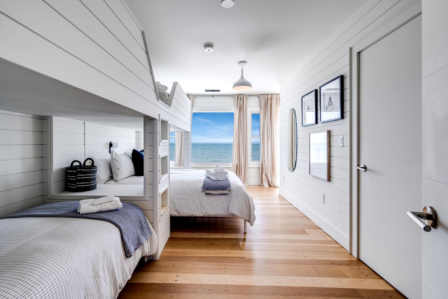 Spectacular Beach House with Gorgeous Sights in Kingsville, Ontario