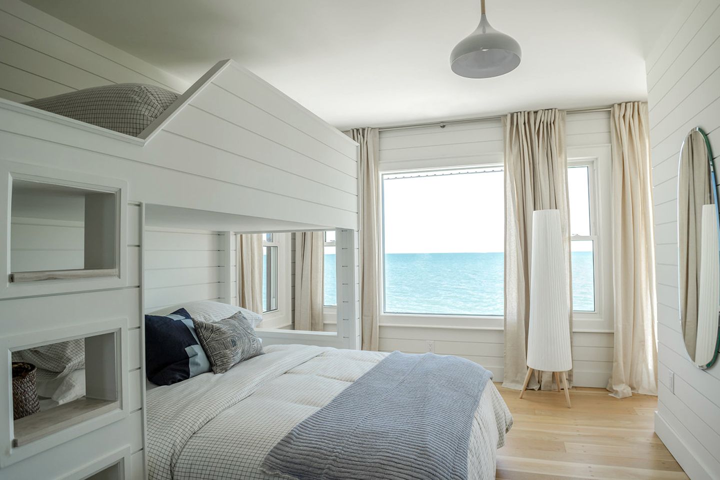 Spectacular Beach House with Gorgeous Sights in Kingsville, Ontario