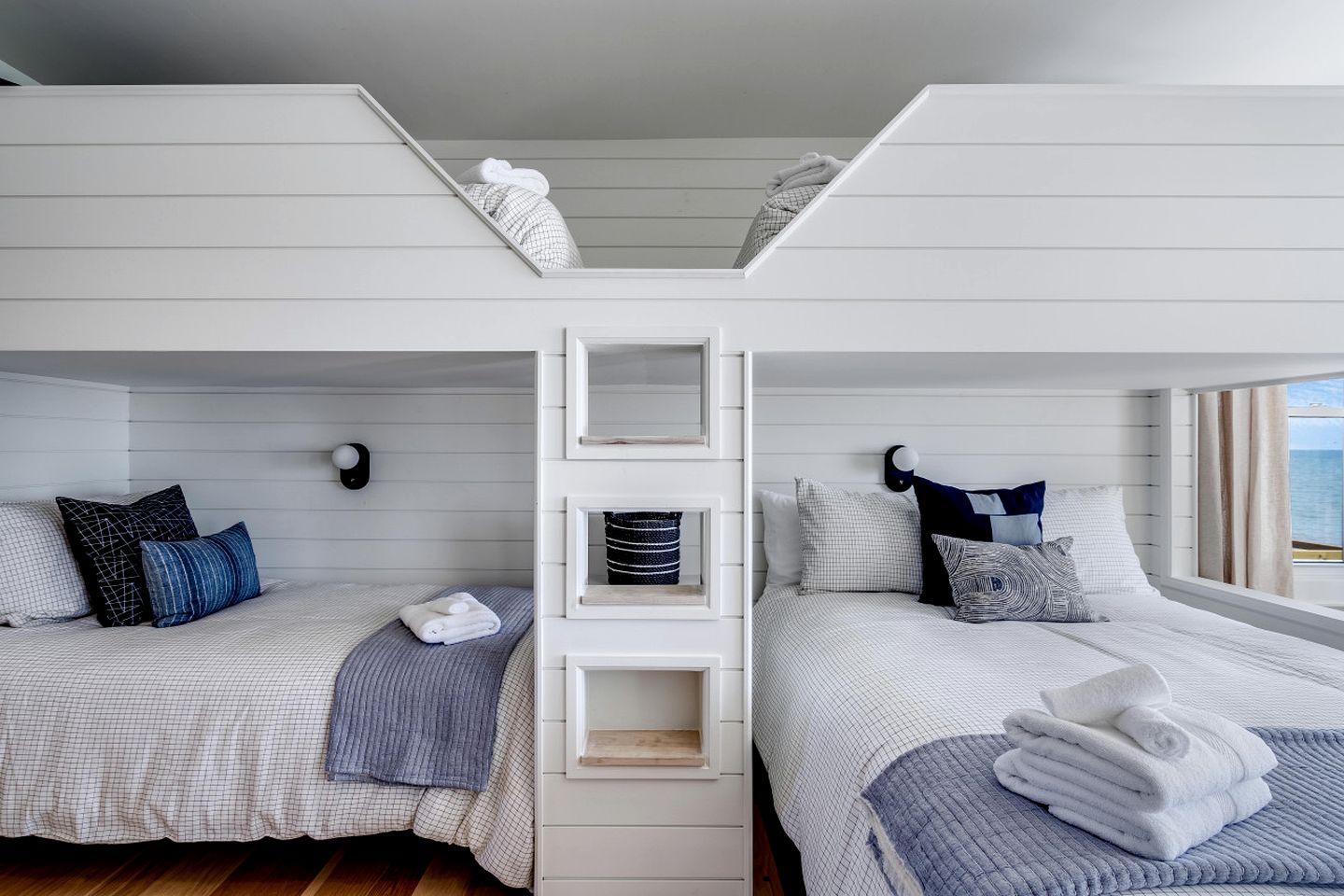 Spectacular Beach House with Gorgeous Sights in Kingsville, Ontario