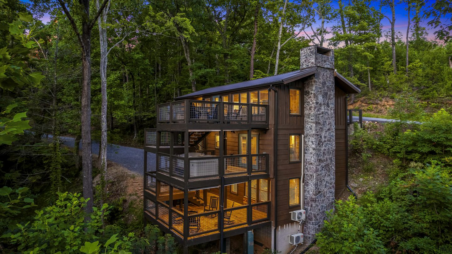 Incredible Cabin with Breathtaking Views Nestled in the Trees in Gatlinburg, Tennessee