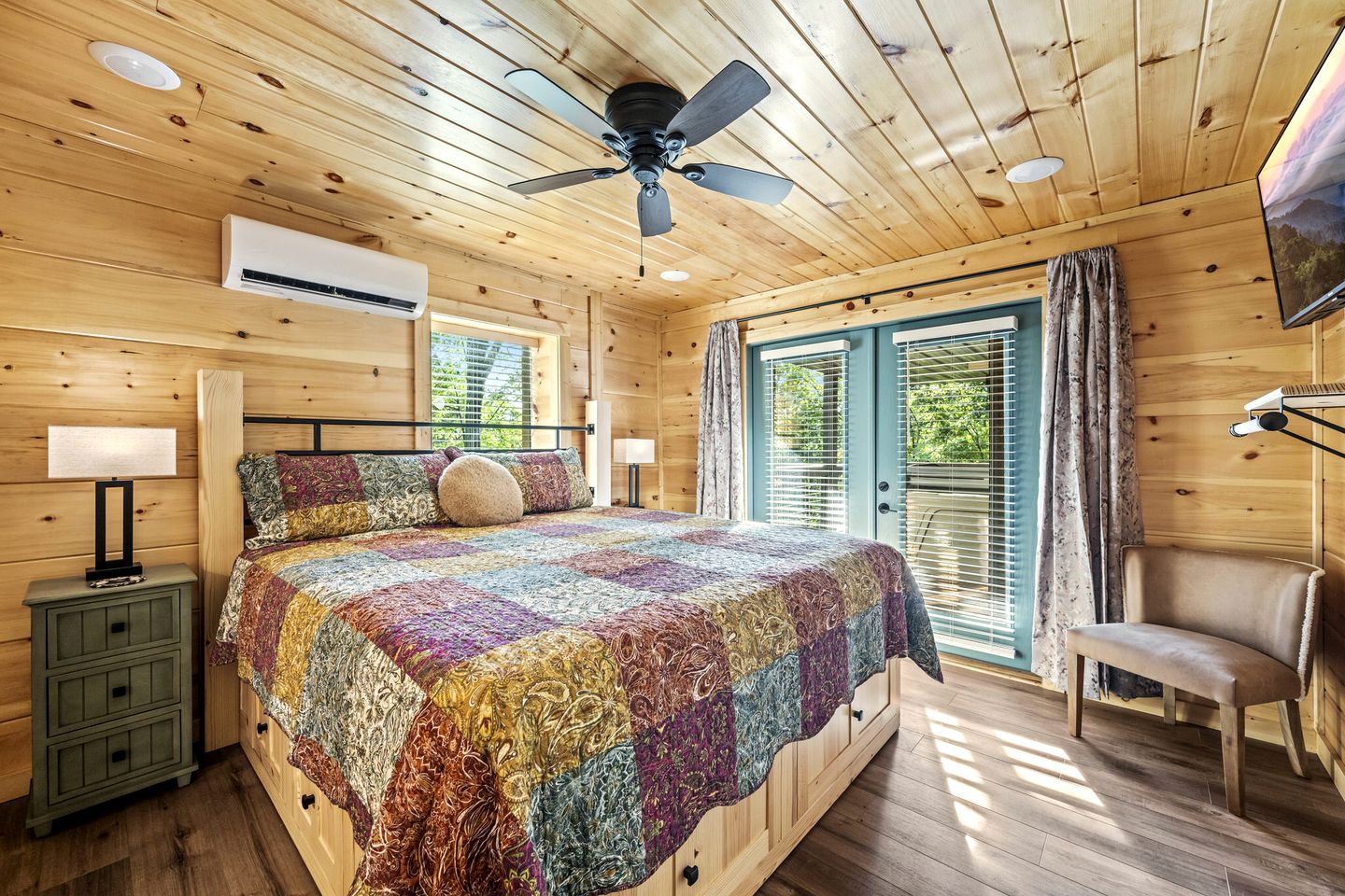 Incredible Cabin with Breathtaking Views Nestled in the Trees in Gatlinburg, Tennessee