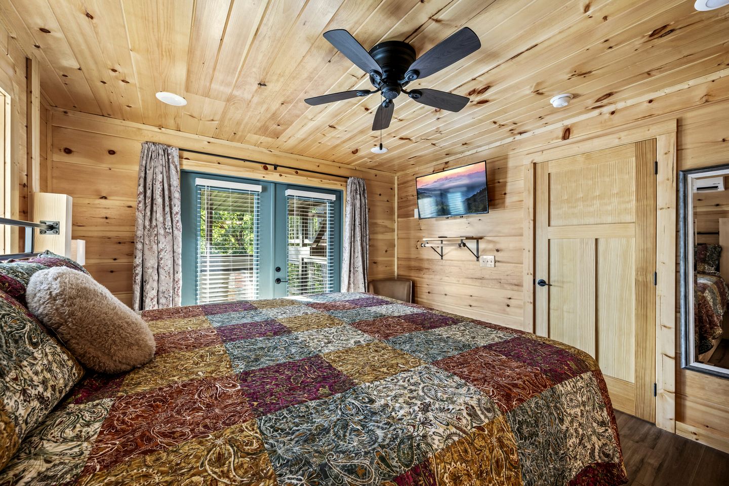 Incredible Cabin with Breathtaking Views Nestled in the Trees in Gatlinburg, Tennessee