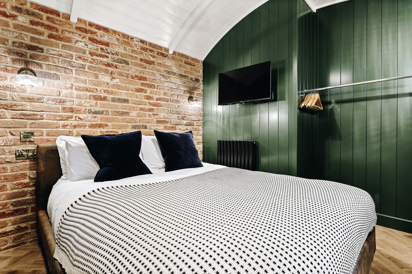 Luxury Countryside Lodge with Private Spa Retreat, Hot Tub & Outdoor Cinema Near Binsted, England