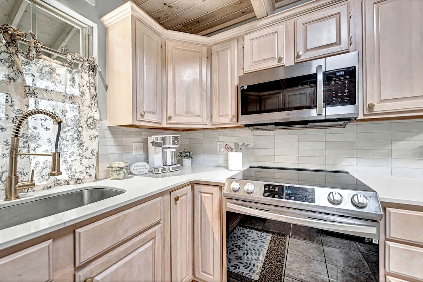 Inviting Hideaway Perfect for a Relaxing Escape in Siloam Springs, Arkansas