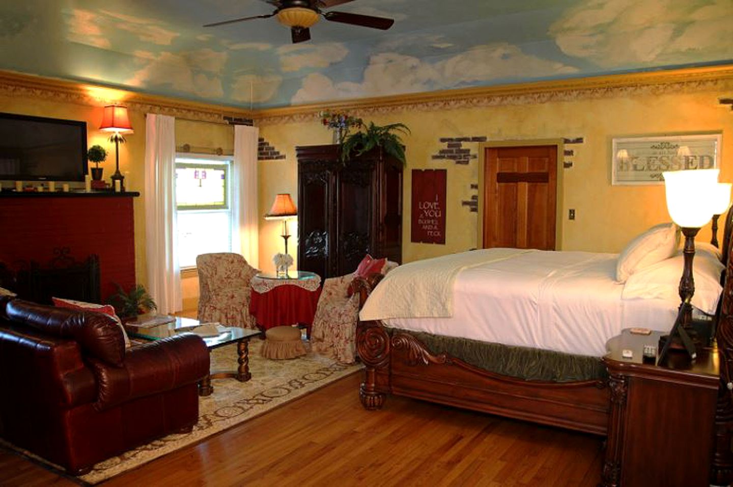 Historical Schoolhouse Suite with Spacious Tub near Eagle Mountain Lake Thirty Minutes from Downtown Fort Worth, Texas
