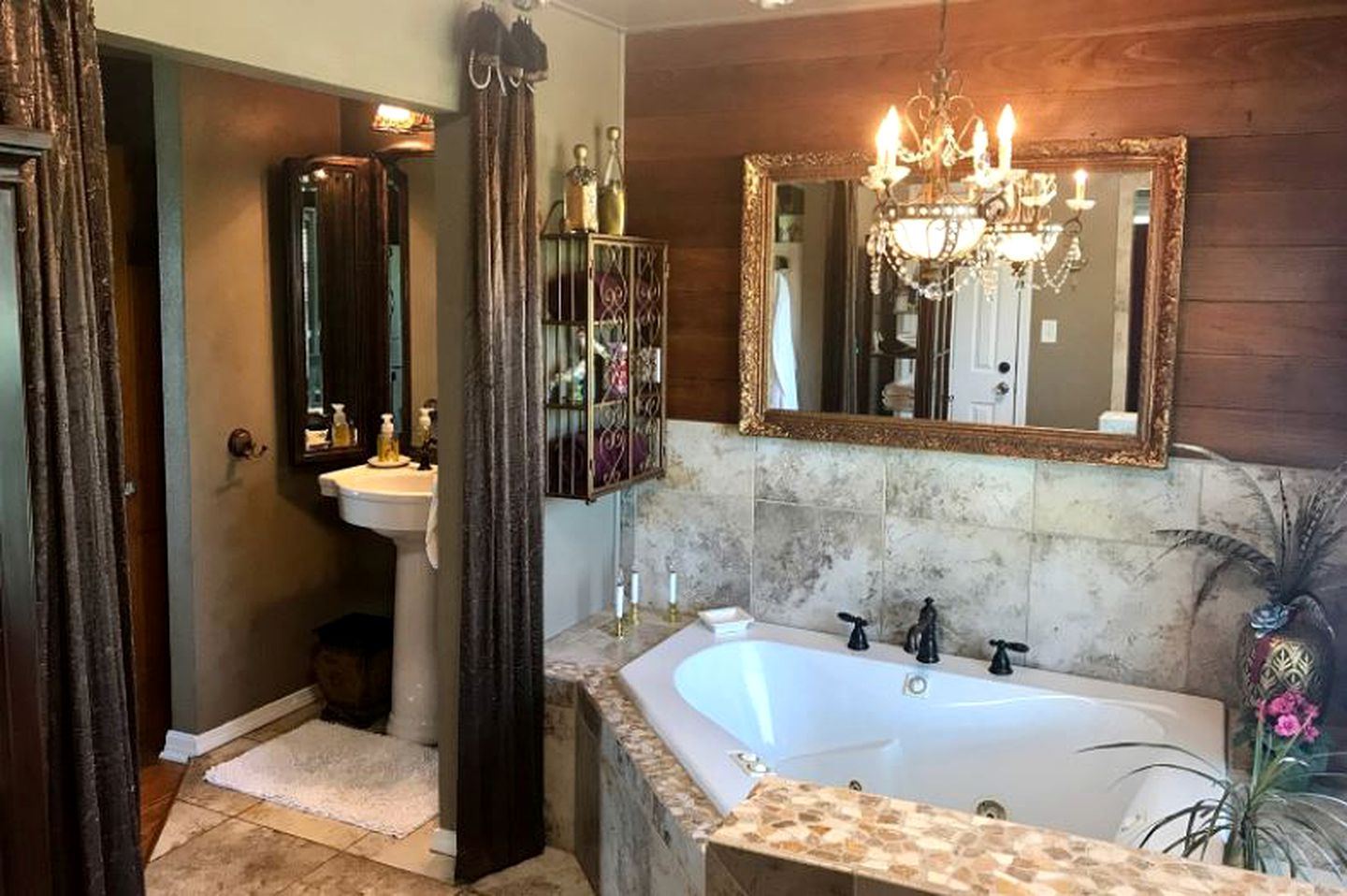 Historical Schoolhouse Suite with Spacious Tub near Eagle Mountain Lake Thirty Minutes from Downtown Fort Worth, Texas