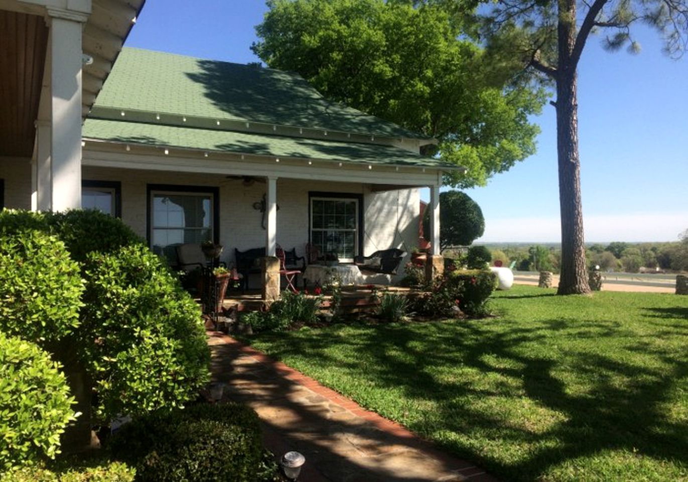 Historical Schoolhouse Suite with Spacious Tub near Eagle Mountain Lake Thirty Minutes from Downtown Fort Worth, Texas