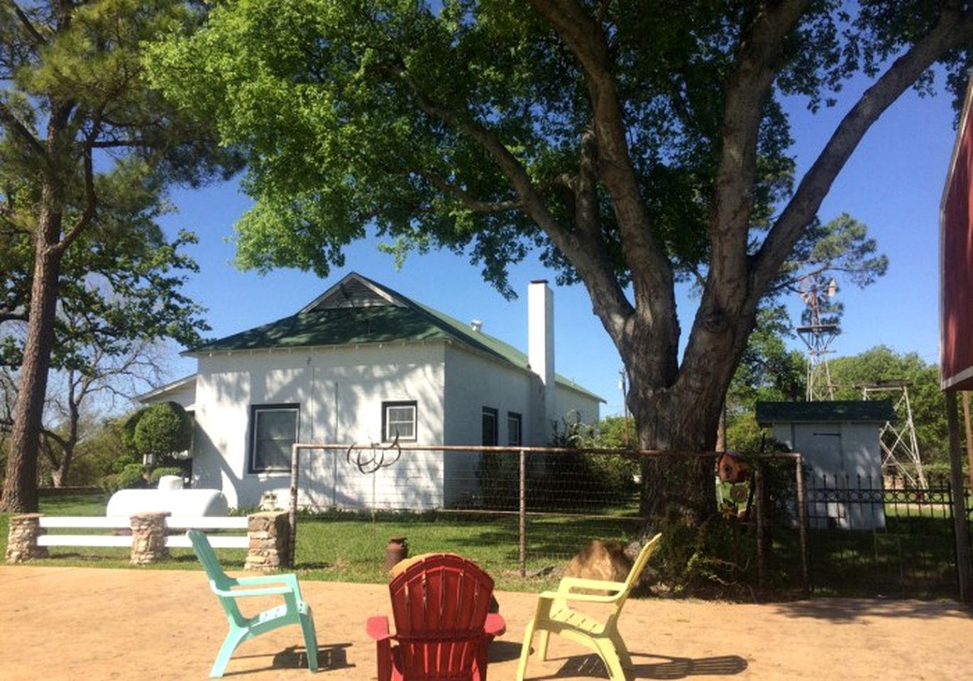 Historical Schoolhouse Suite with Spacious Tub near Eagle Mountain Lake Thirty Minutes from Downtown Fort Worth, Texas