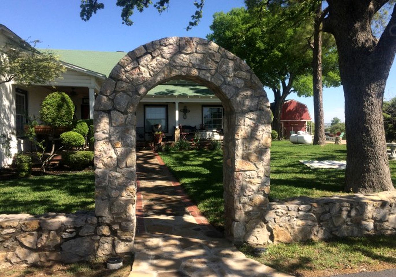 Historical Schoolhouse Suite with Spacious Tub near Eagle Mountain Lake Thirty Minutes from Downtown Fort Worth, Texas