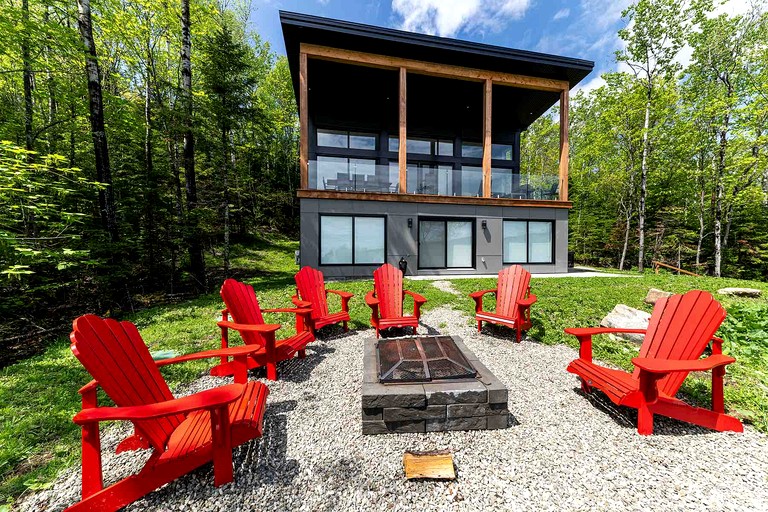 Luxurious Cottage with Hot-Tub and Pool Table in Quebec