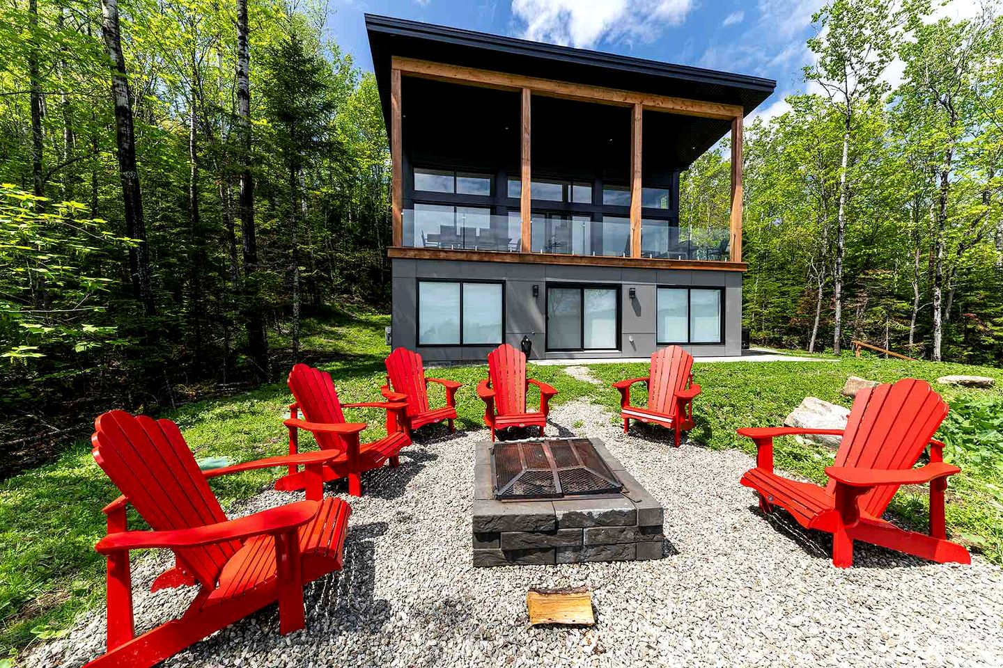Luxurious Cottage with Hot-Tub and Pool Table in Quebec