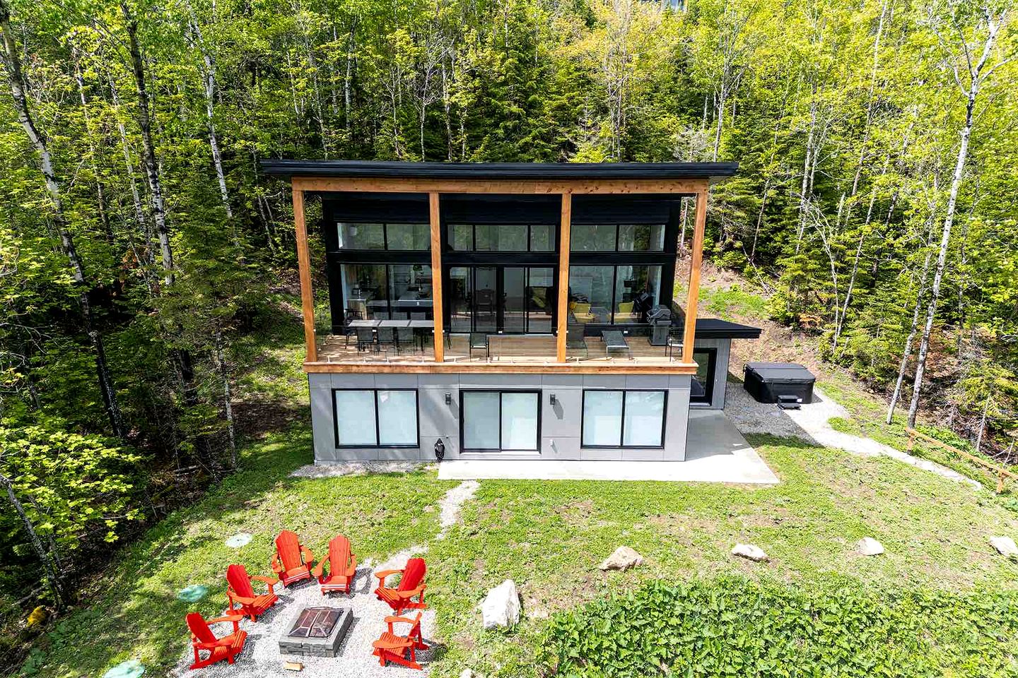 Luxurious Cottage with Hot-Tub and Pool Table in Quebec