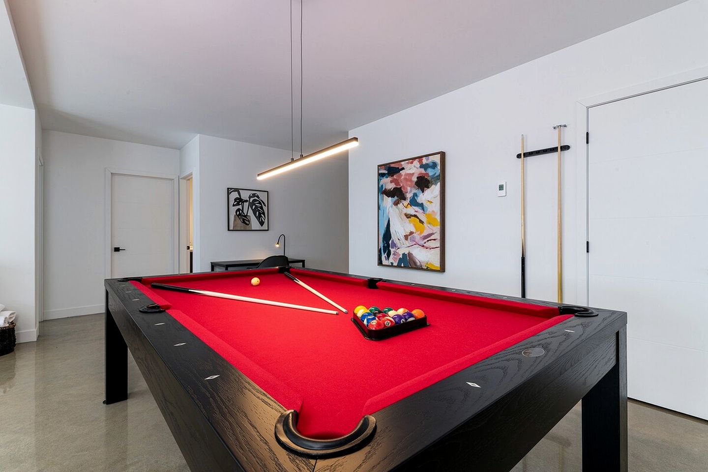 Luxurious Cottage with Hot-Tub and Pool Table in Quebec