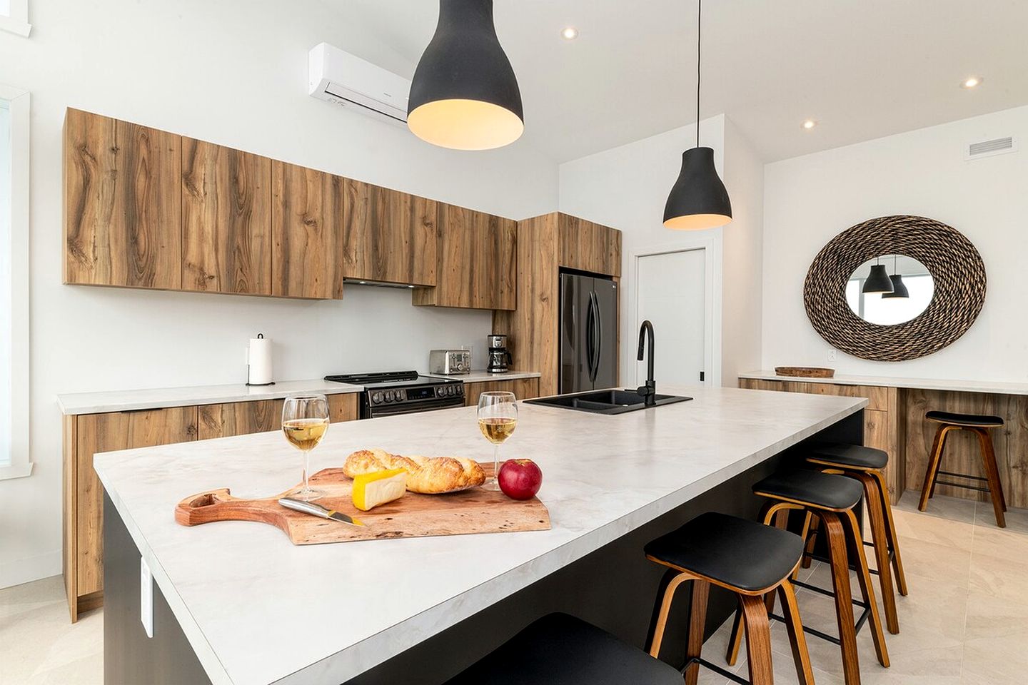 Luxurious Cottage with Hot-Tub and Pool Table in Quebec