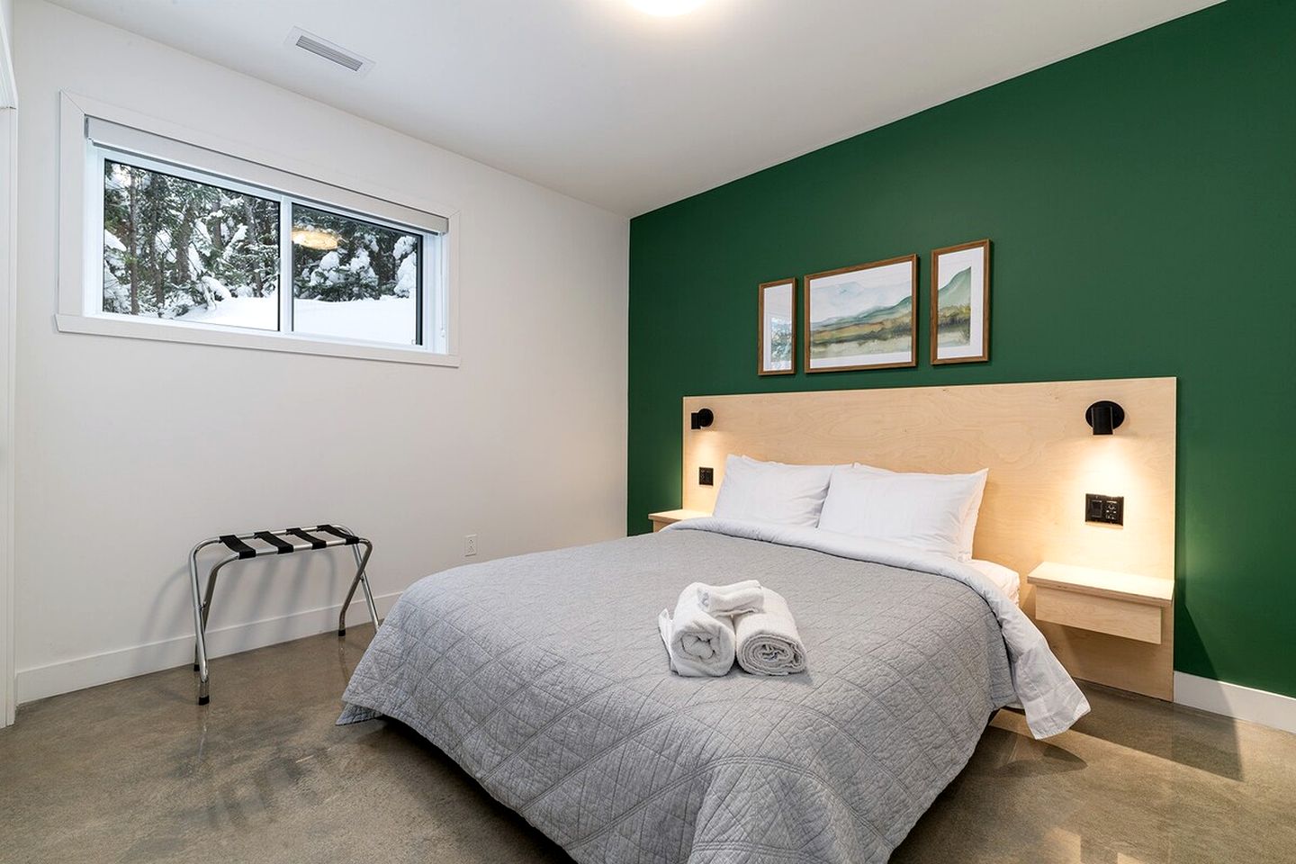 Luxurious Cottage with Hot-Tub and Pool Table in Quebec