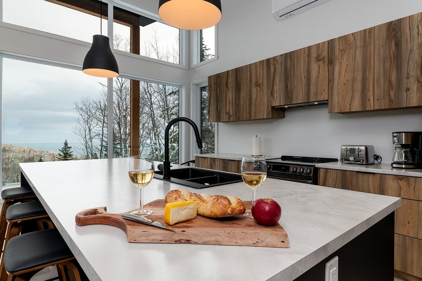 Luxurious Cottage with Hot-Tub and Pool Table in Quebec