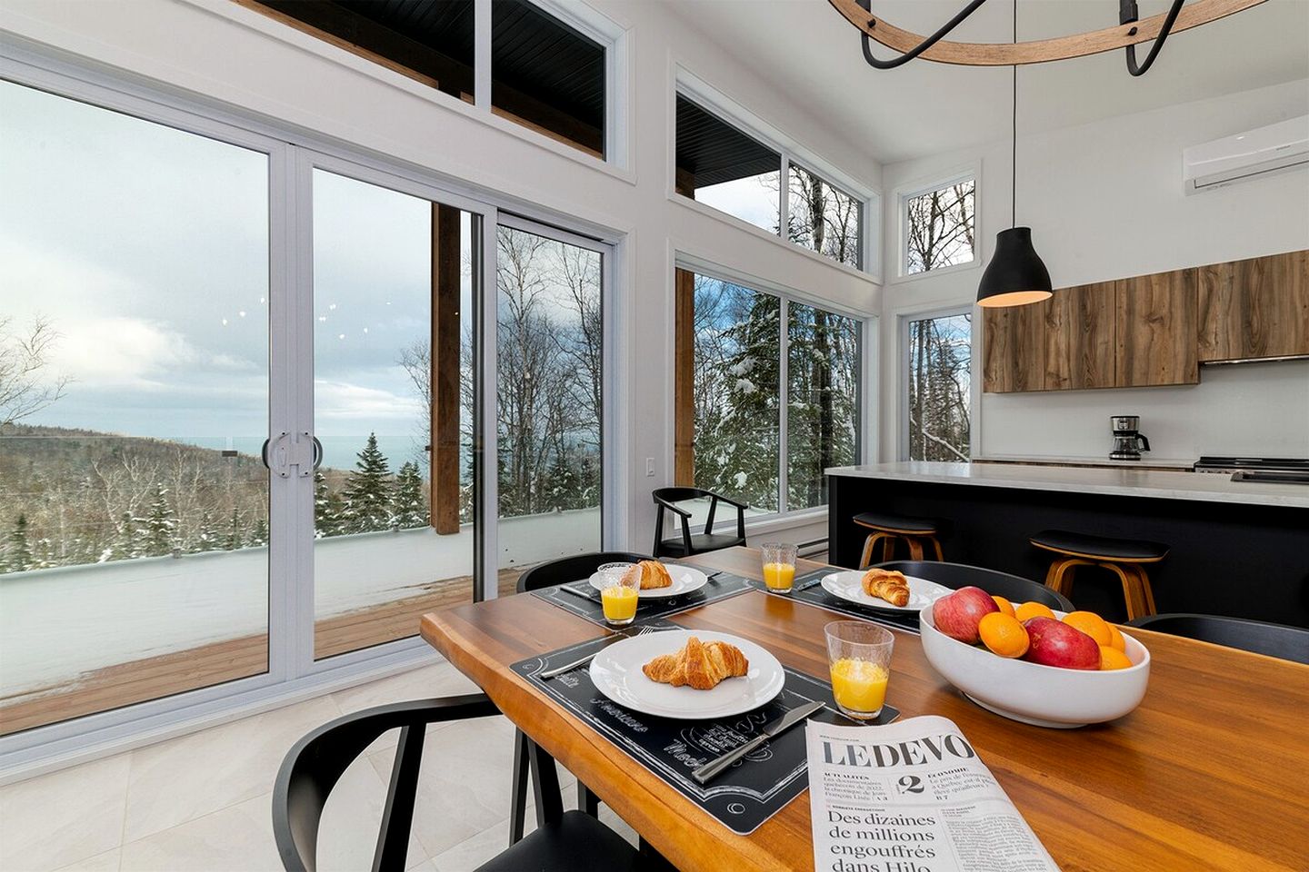 Luxurious Cottage with Hot-Tub and Pool Table in Quebec