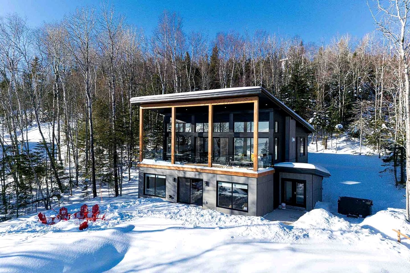 Luxurious Cottage with Hot-Tub and Pool Table in Quebec