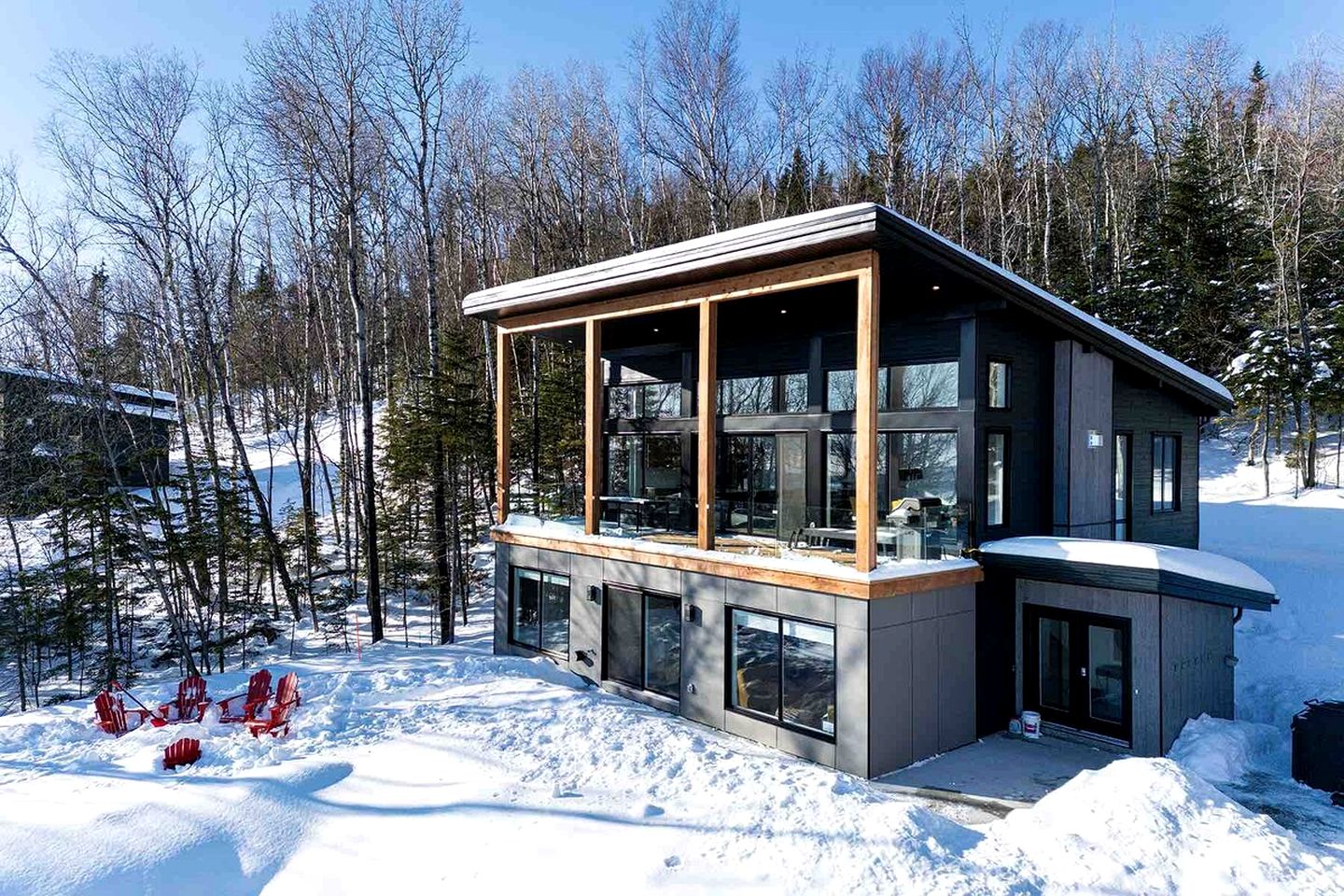 Luxurious Cottage with Hot-Tub and Pool Table in Quebec