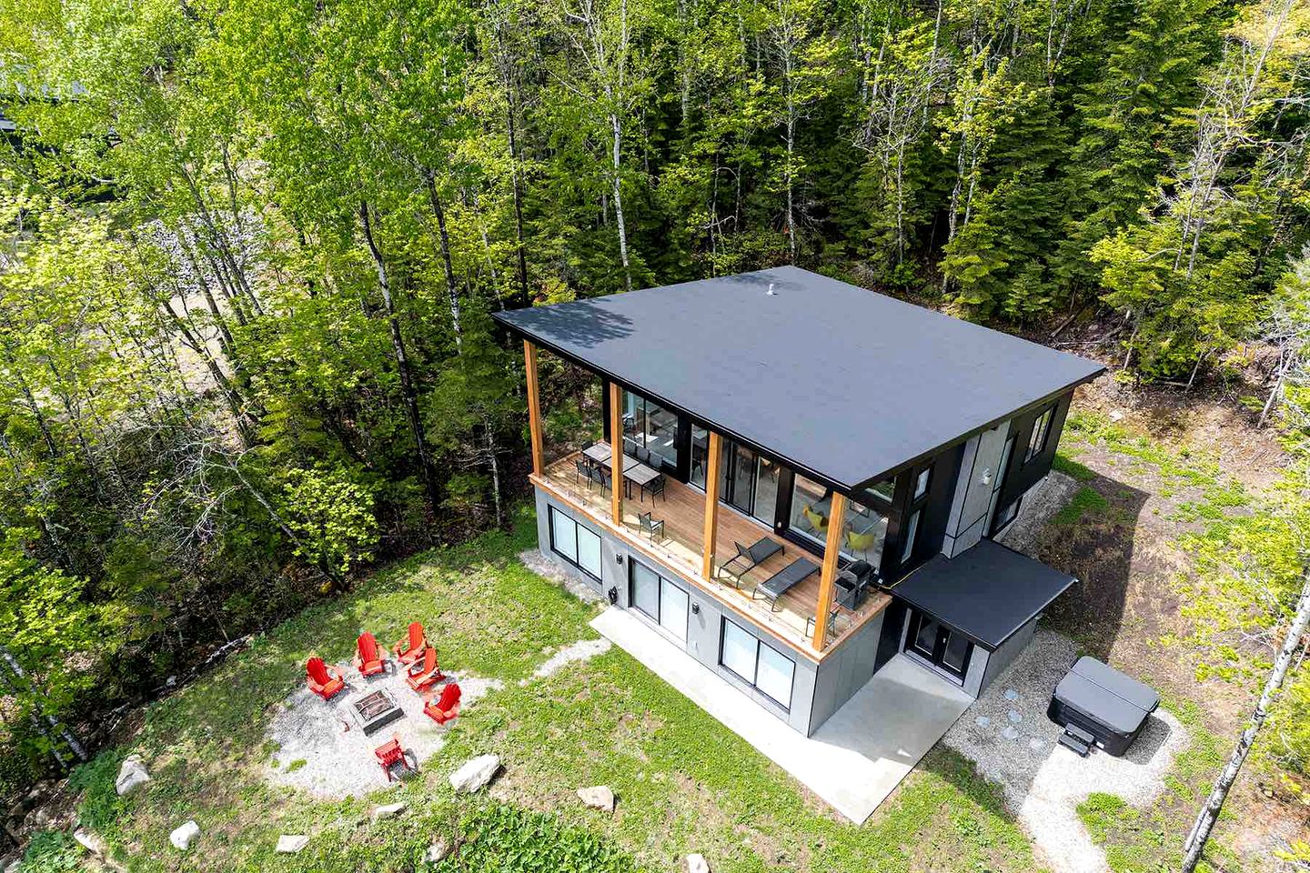 Luxurious Cottage with Hot-Tub and Pool Table in Quebec