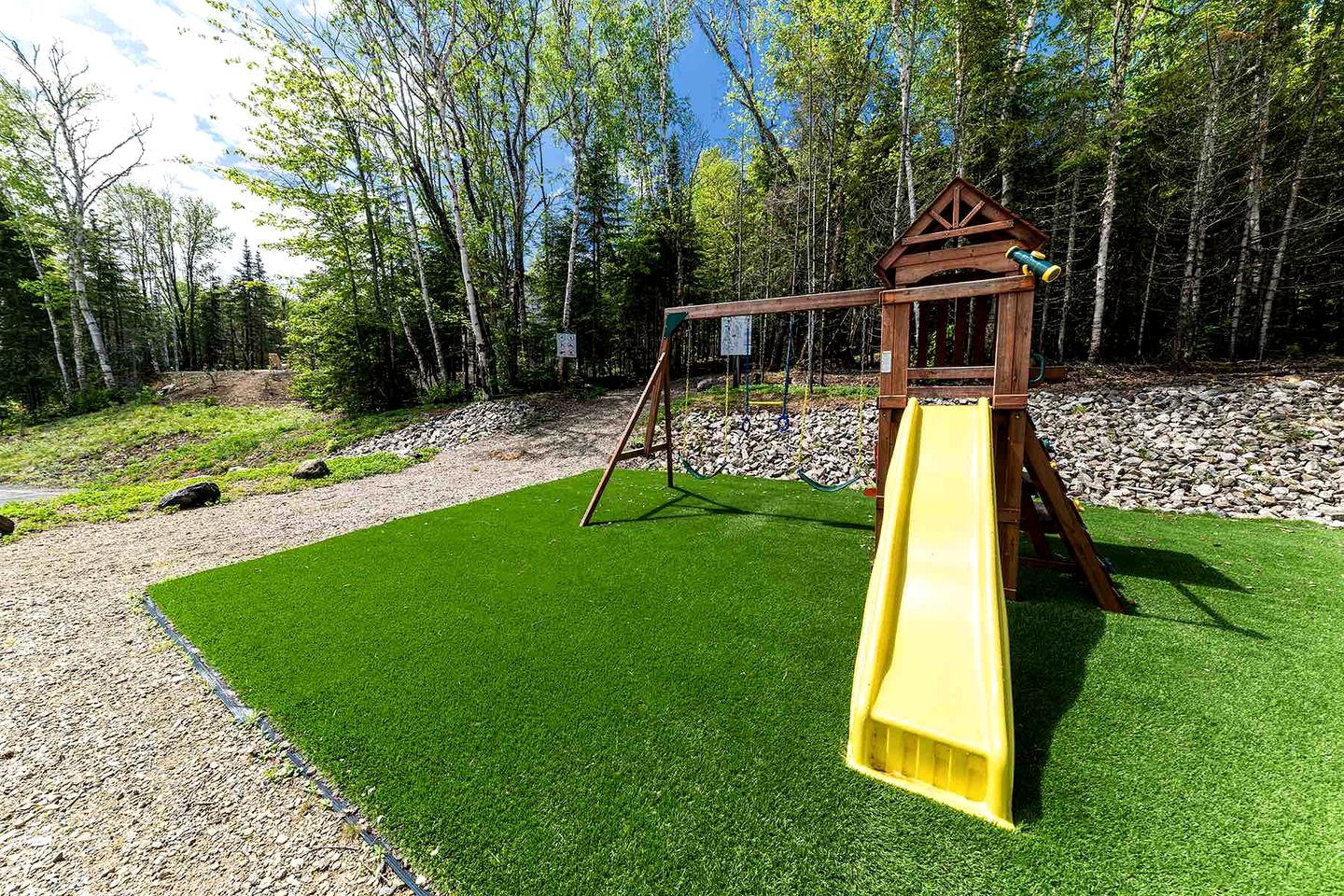 Luxurious Cottage with Hot-Tub and Pool Table in Quebec