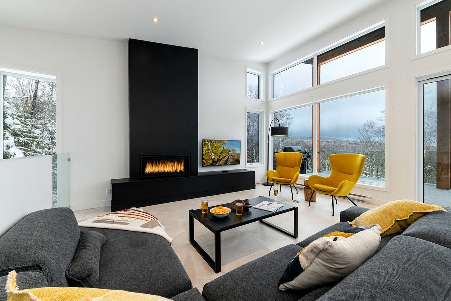 Luxurious Cottage with Hot-Tub and Pool Table in Quebec