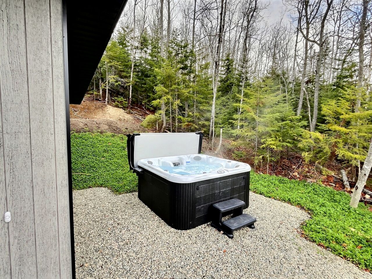 Luxurious Cottage with Hot-Tub and Pool Table in Quebec