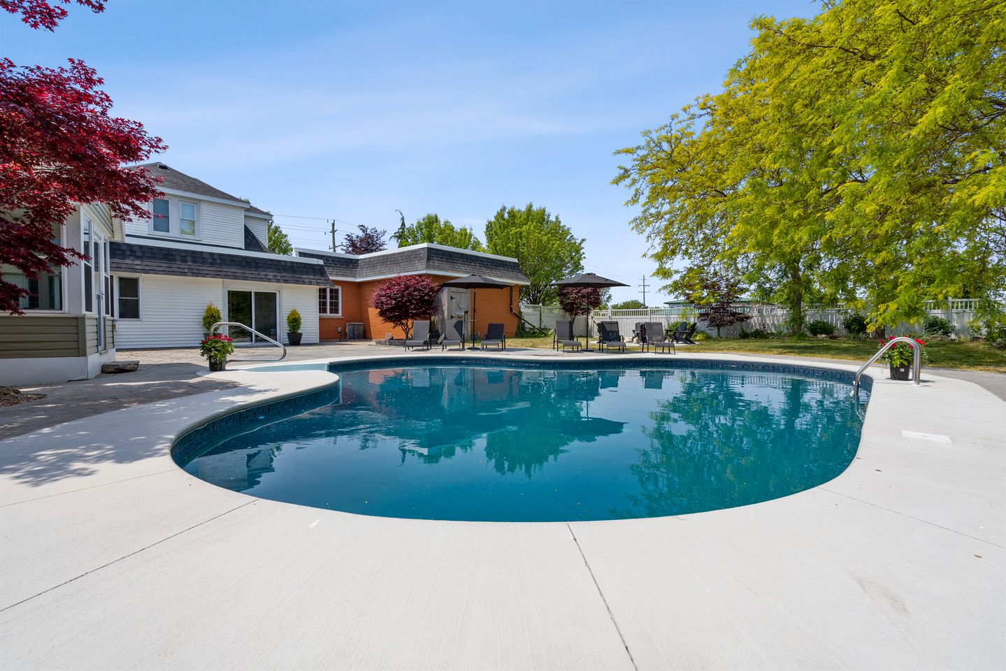 Relaxing Luxury Stay with Spa Bath, Pool Loungers & Outdoor Fire Pit in Ontario, Canada