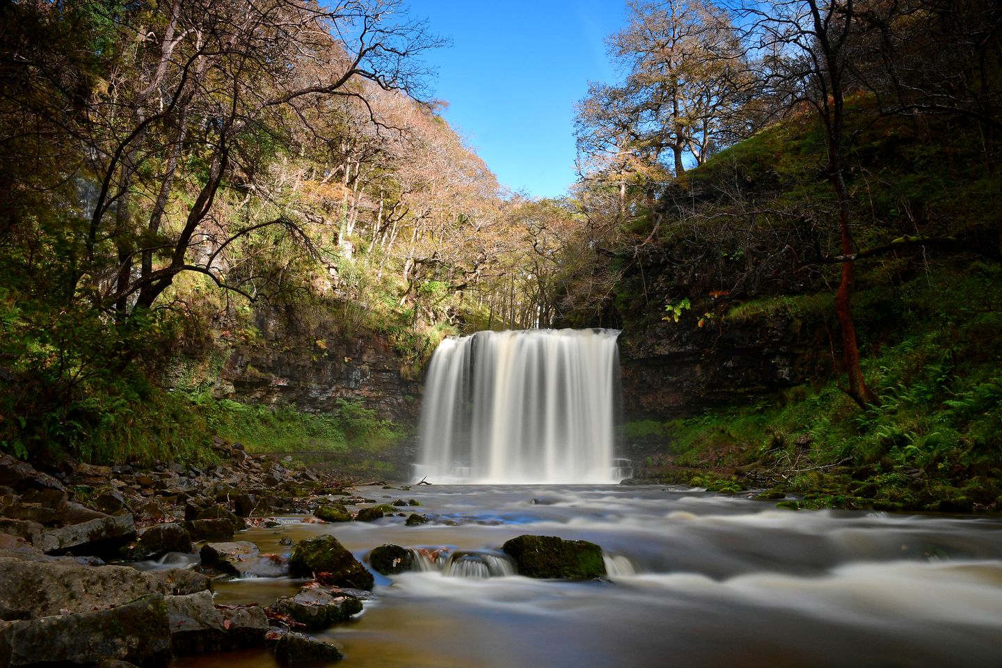 Breathtaking Views and Romance: Hut with Hot Tub in the Heart of Brecon Valley