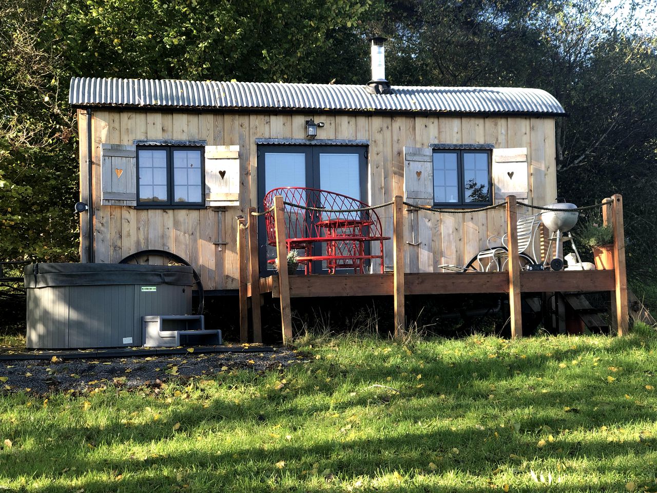 Breathtaking Views and Romance: Hut with Hot Tub in the Heart of Brecon Valley