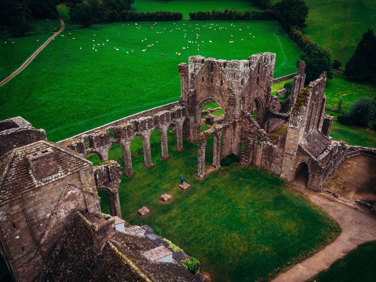 Breathtaking Views and Romance: Hut with Hot Tub in the Heart of Brecon Valley