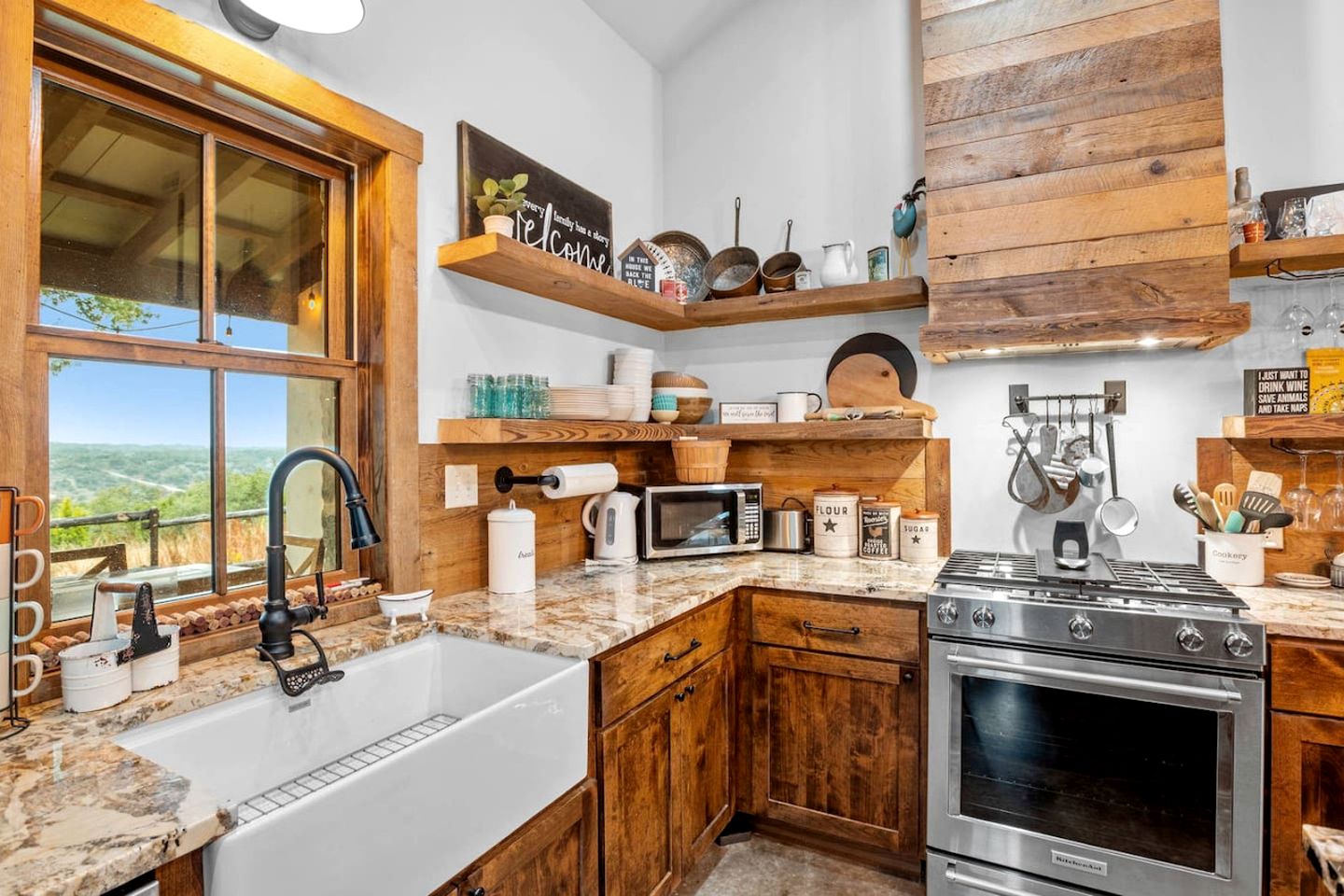 Vacation Cabin Rental with Hot Tub and Fire Pit in Fredericksburg, Texas