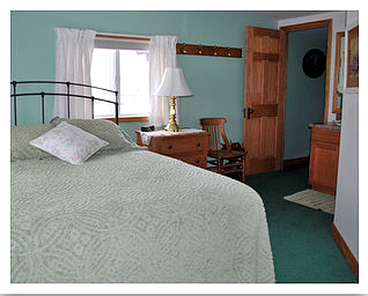 Romantic Vacation Rental in a Charming Carroll County Bed and Breakfast in Illinois