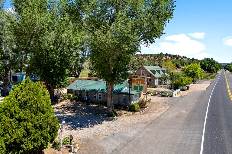 Cabins (United States of America, Mt. Carmel, Utah)