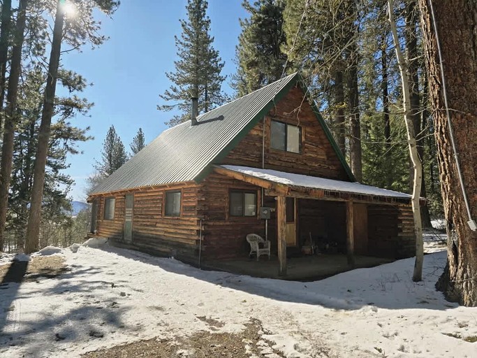 Handcrafted Cozy Cabin Retreat with Scenic Mountain Views in McCall, Idaho