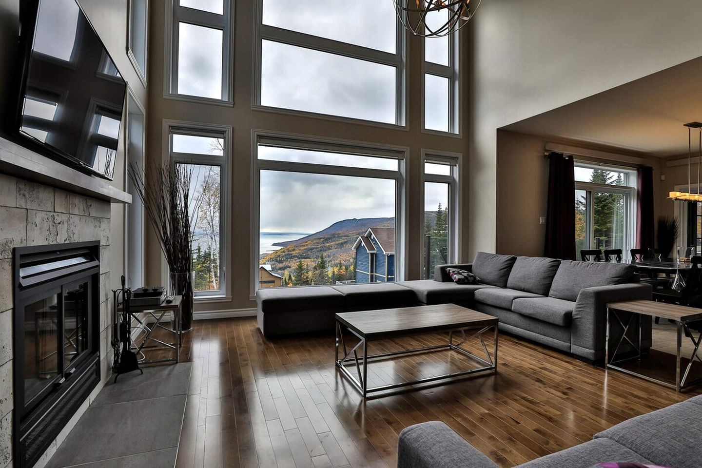 Spacious Cottage with River Views and Spa in Quebec