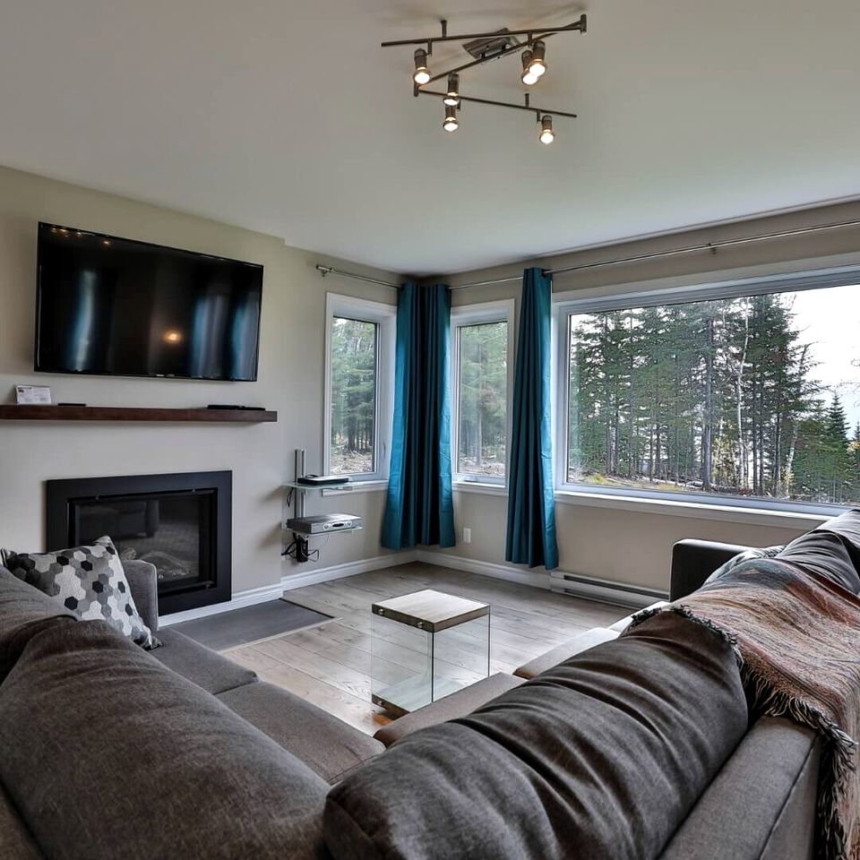 Spacious Cottage with River Views and Spa in Quebec