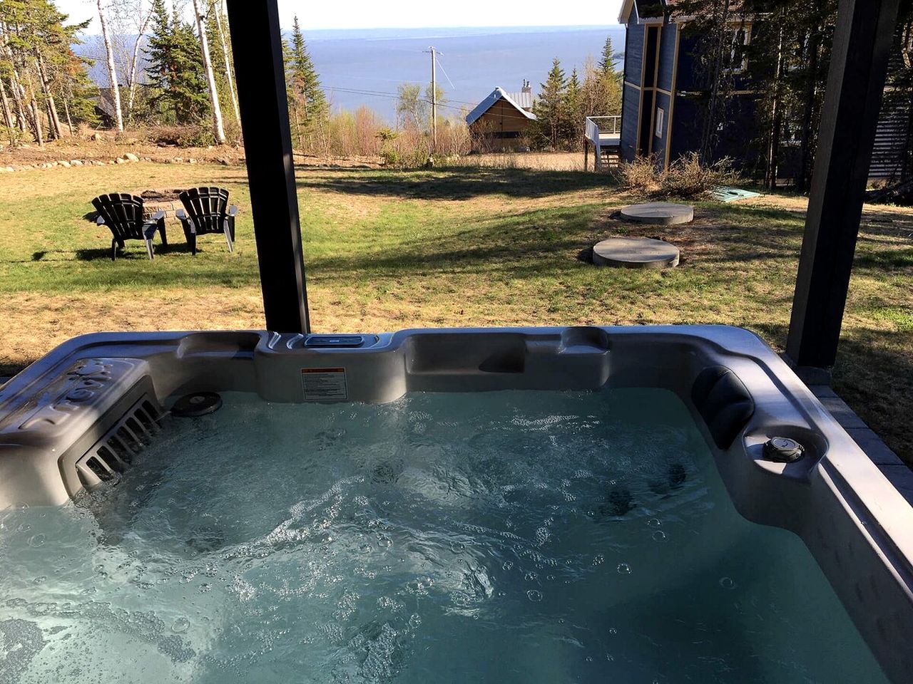 Spacious Cottage with River Views and Spa in Quebec