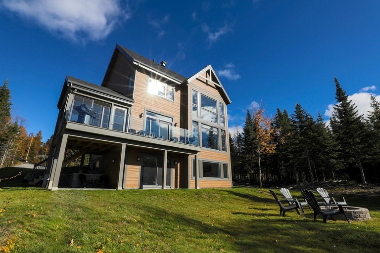 Spacious Cottage with River Views and Spa in Quebec