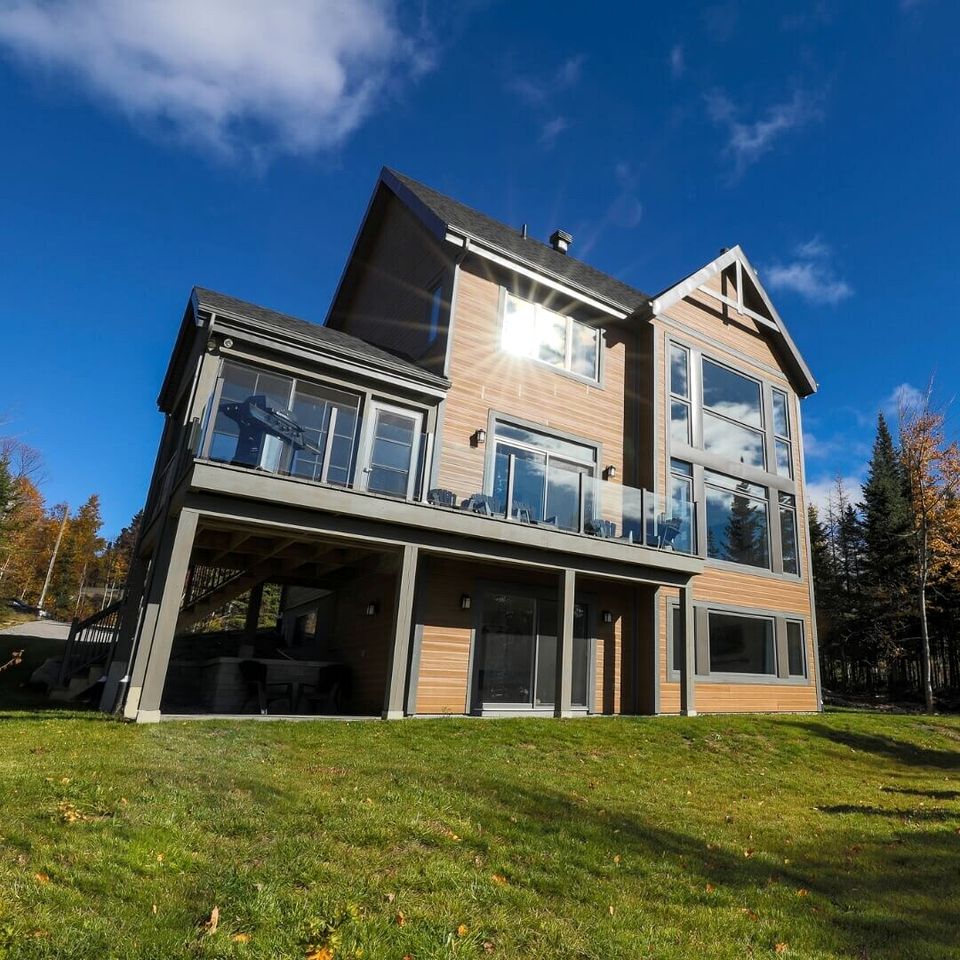 Spacious Cottage with River Views and Spa in Quebec