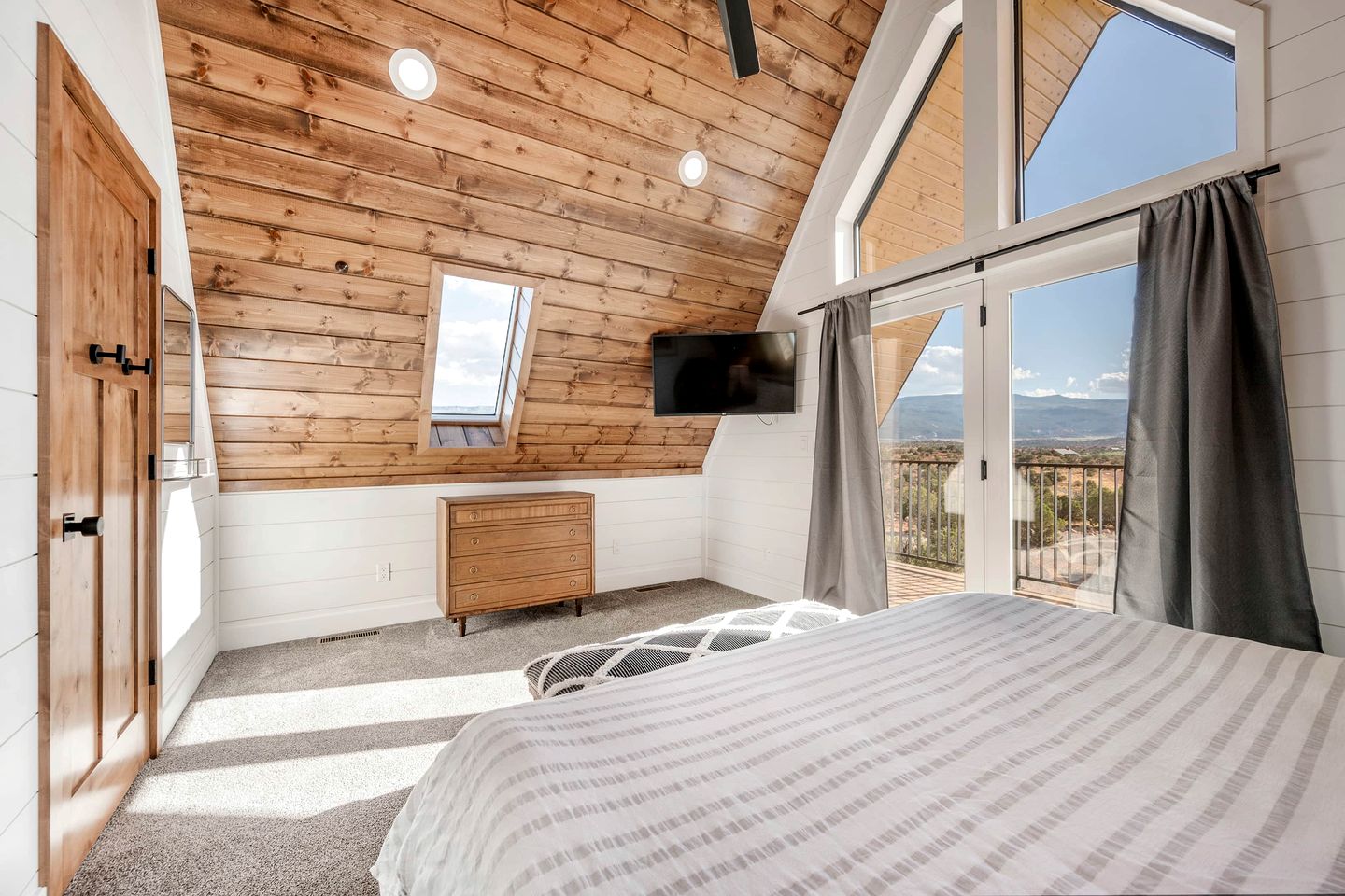 Gorgeous A-frame Settled in the Middle of the Desert inTorrey, Utah